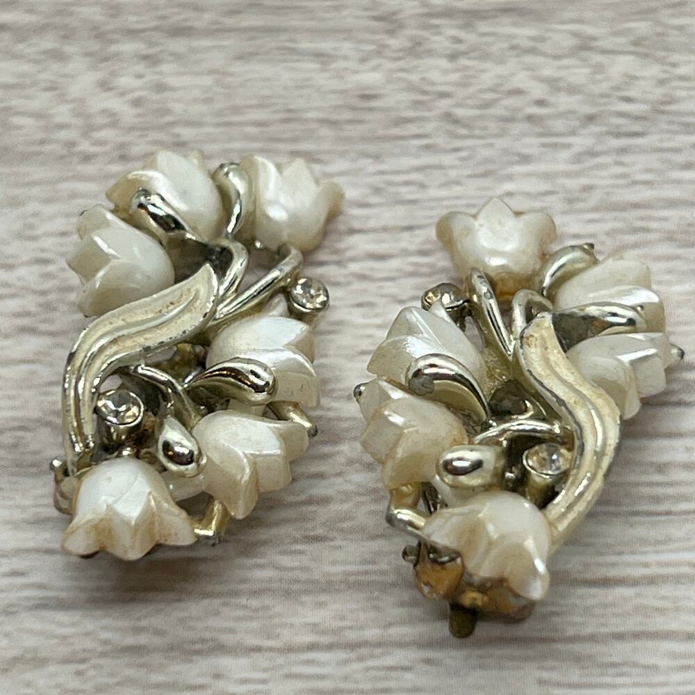 Vintage STAR Thermoset Flower Clip On Earrings 1950s 60s Tulip MCM